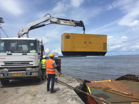Grutage et chargement de fret maritime de marchandises par camion-grue sur les quais au Gabon.